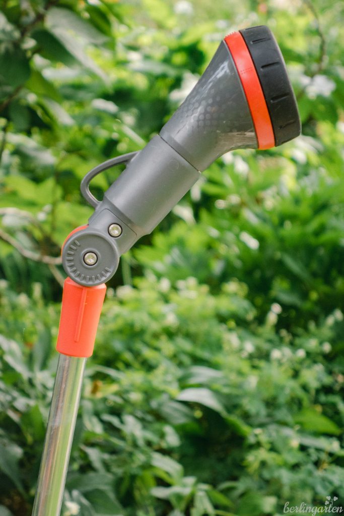 Der Gießstab von GARDENA lässt sich abknicken
