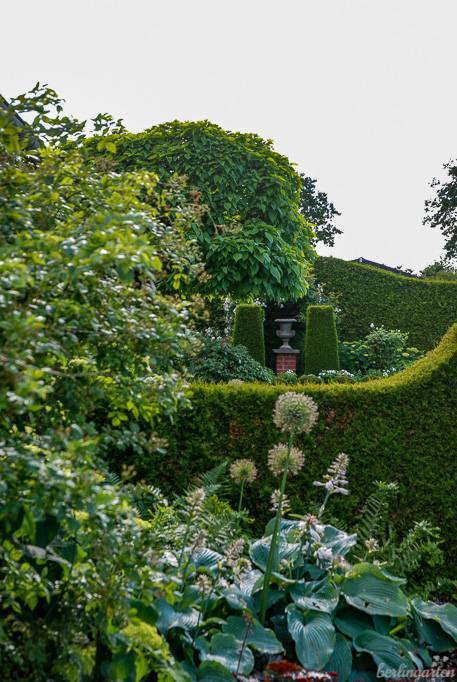 Ein Garten wirkt größer und lässt sich viel einfacher gestalten, wenn er in Räume unterteilt wird