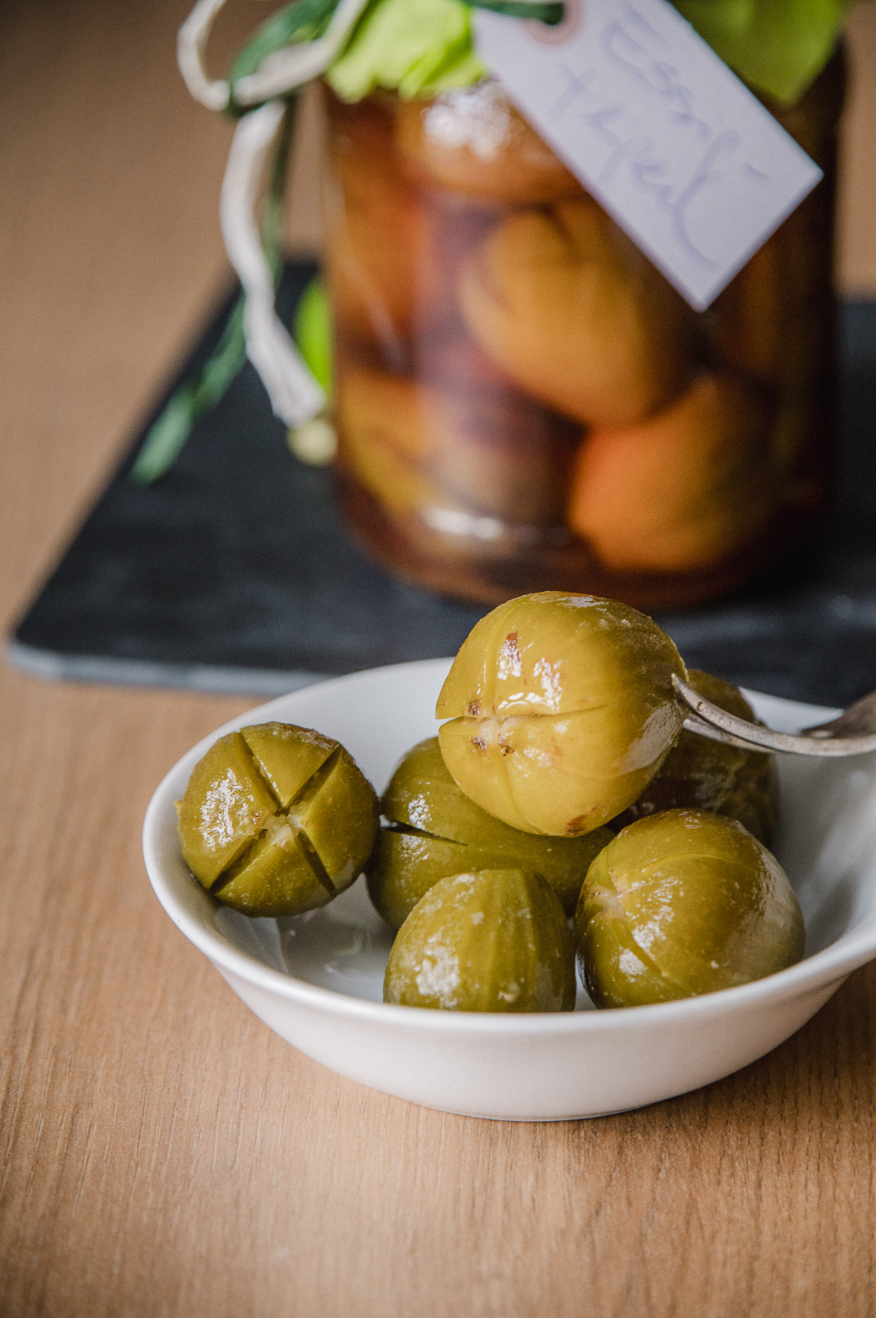 Fast wie Kapern mit Feigenhauch schmecken unreife grüne Feigen herzhaft in Salz fermentiert