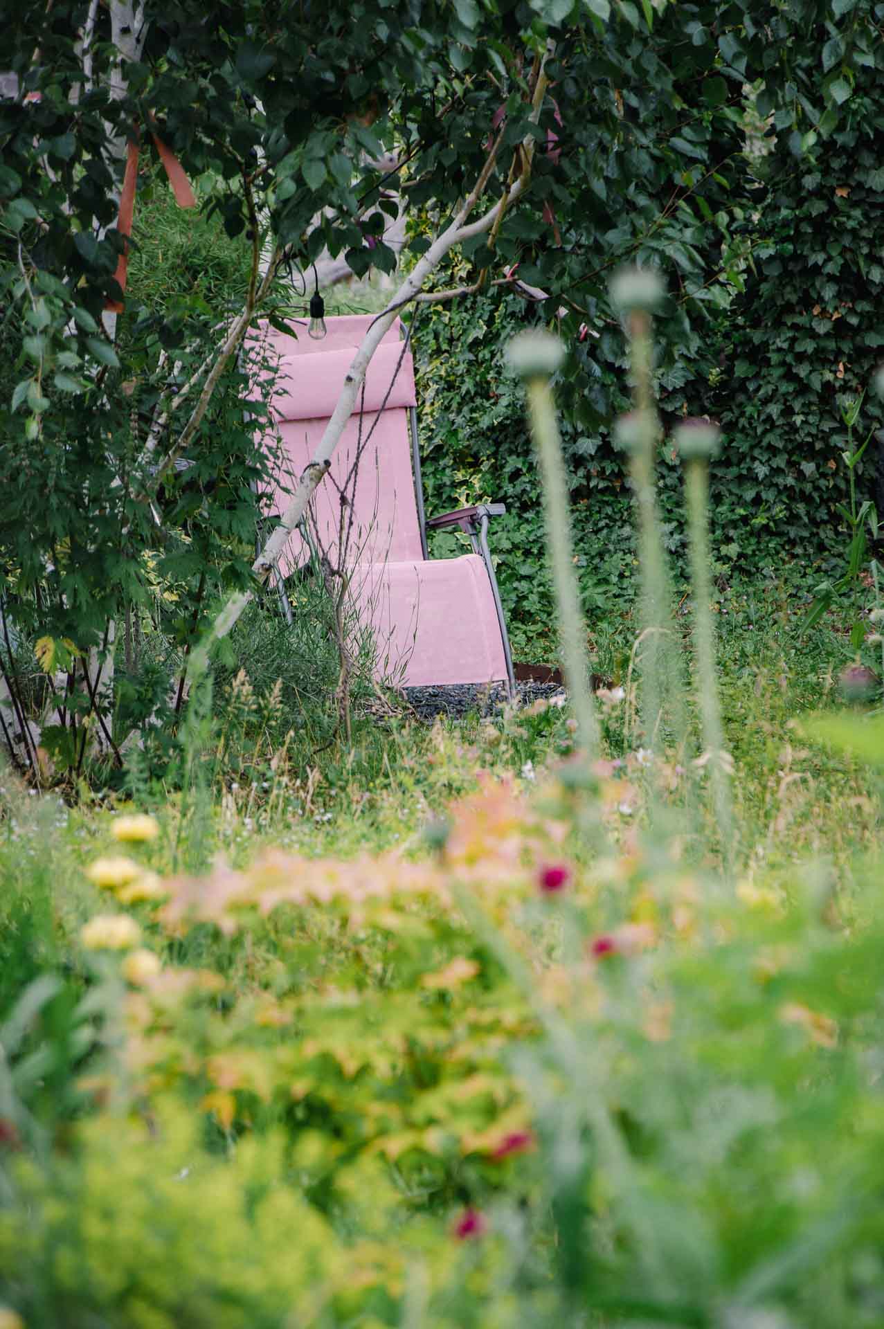 Ruheort im Garten mit Liege