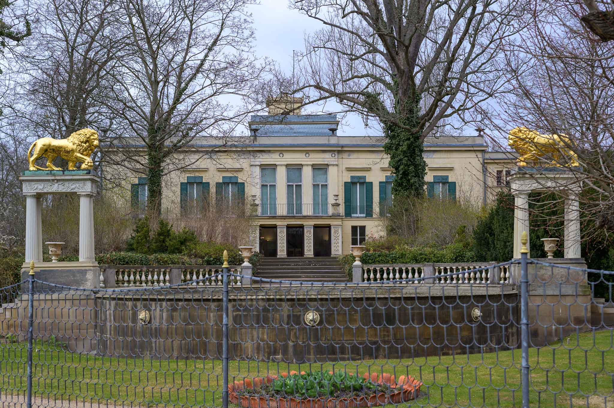 Schloss Glienicke mit Löwenfontäne