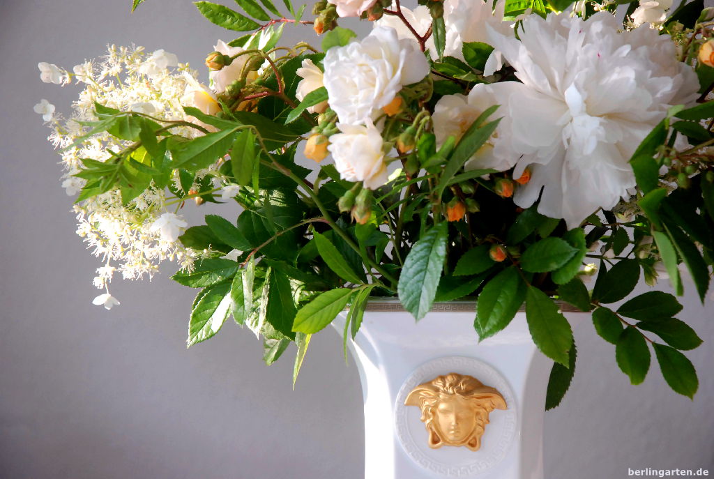 Serie Vasen: ein weißer Strauß aus Rosen, Päonien und Jasmin – berlingarten
