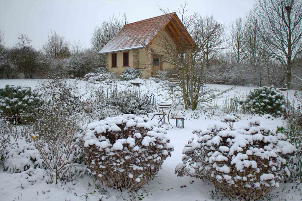 Gartenstrukturen im Winter durch Stauden und Gehölze
